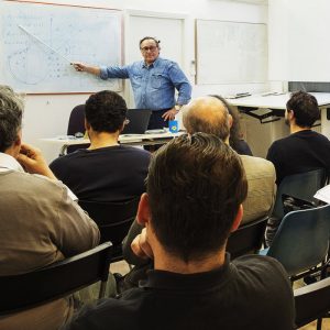 Carlo Bettini durante una lezione di nautica Carlo Bettini durante una lezione di nautica